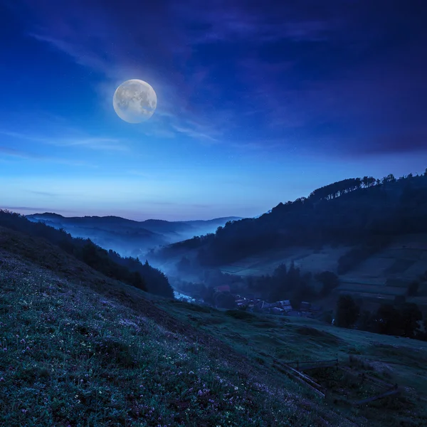 Nevoeiro frio na aldeia de montanha à noite — Fotografia de Stock