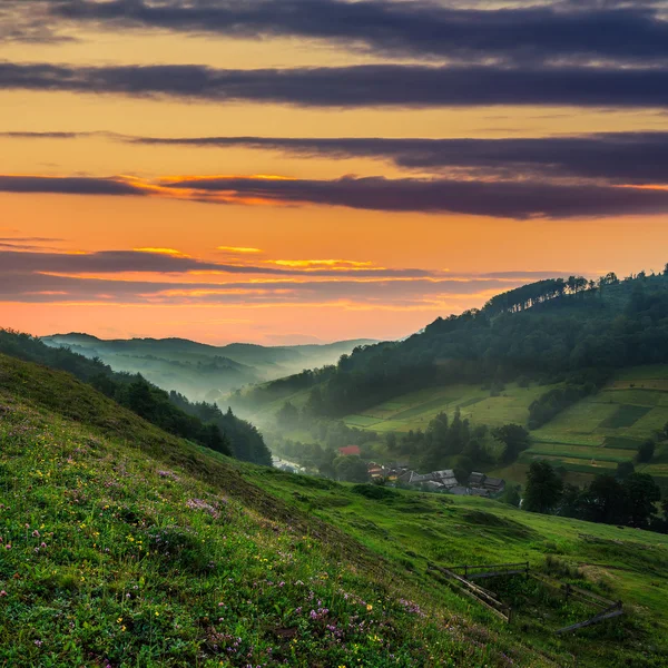 Koude mist in bergdorp bij zonsopgang — Stockfoto