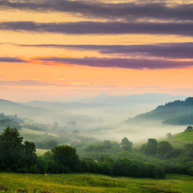 soğuk siste Dağları üzerinde sıcak gündoğumu