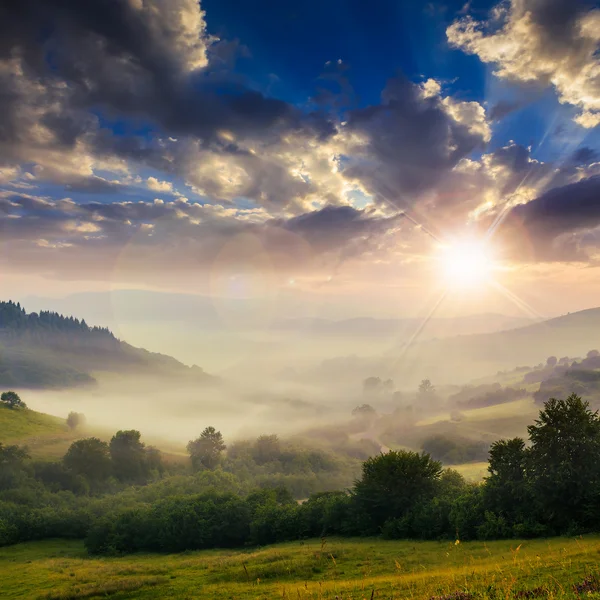 Cold fog on hot sunset in mountains — Stock Photo, Image