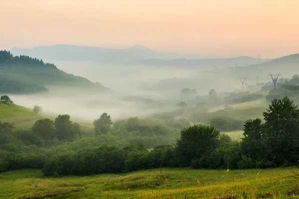 Nebbia fredda all'alba calda in montagna — Foto Stock