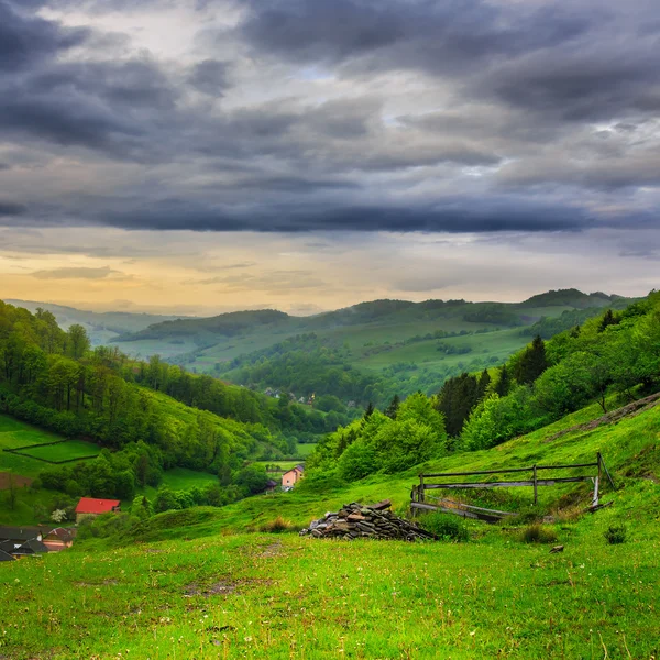 Clôture en montagne à flanc de colline près du village — Photo