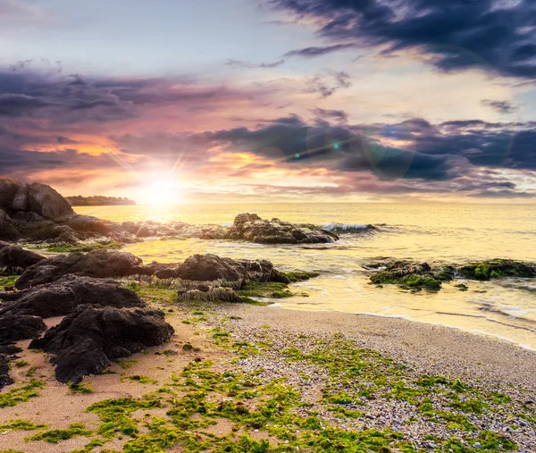 Zee golven op het strand bij zonsondergang — Stockfoto