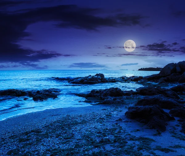 Zee golven op het zandstrand van nacht — Stockfoto