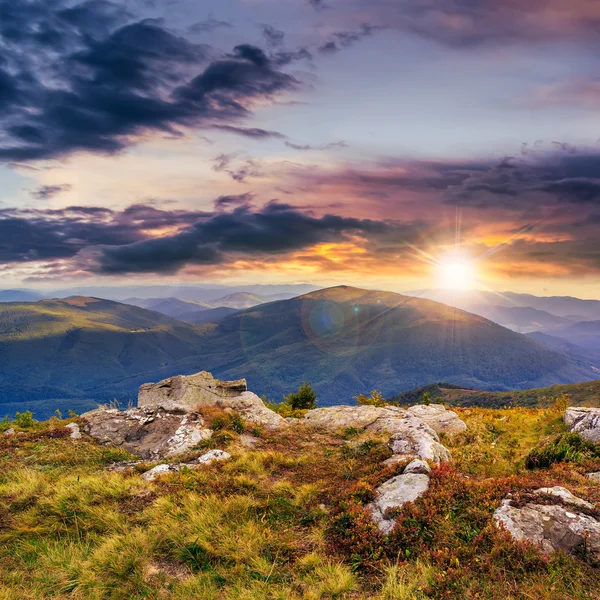 Stenen op de heuvel bij zonsondergang — Stockfoto