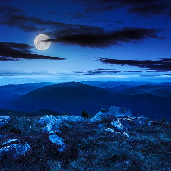 Kamienie na zboczu góry w nocy — Zdjęcie stockowe