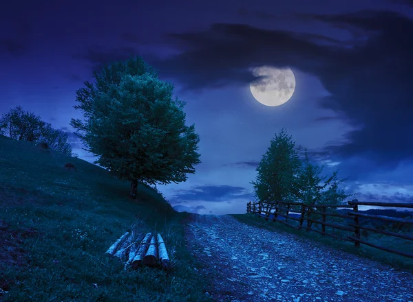 Staket på hillside äng i berg på natten — Stockfoto