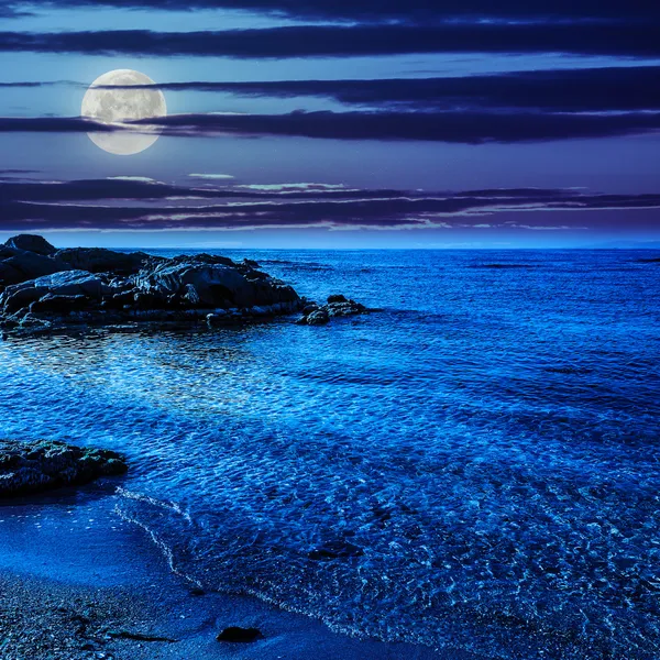 Kalme zee met de golven op zandstrand bij nacht — Stockfoto