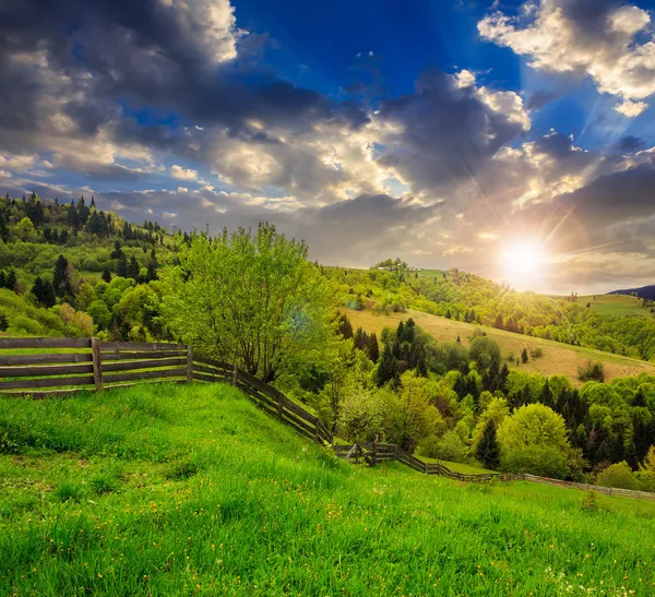 Hillside günbatımında dağ çayır çit — Stok fotoğraf