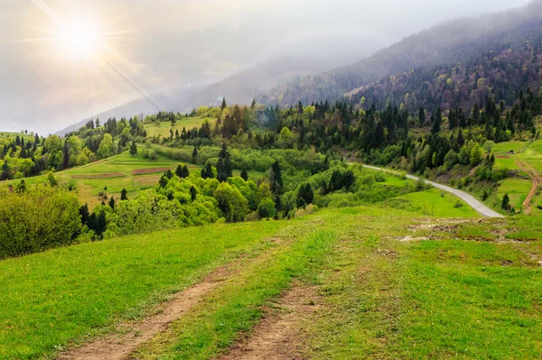 Kall dimma på hot sunrise i bergen vid solnedgången — Stockfoto