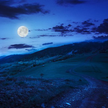 hillside çayır gece dağ yolunda