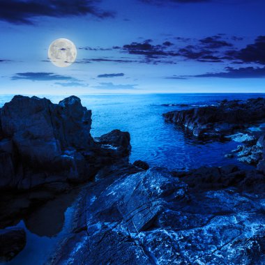 Sakin deniz dalgası kayalar geceleri dokunur.