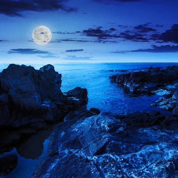 Mer calme vague touche rochers la nuit — Photo