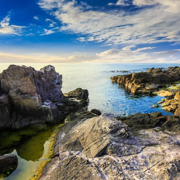 Ola de mar calma toca rocas —  Fotos de Stock