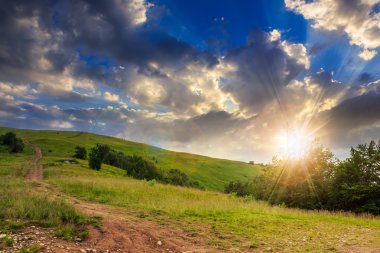gün batımında dağ çayır hillside yolda