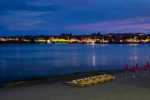 Wellen brechen nachts am Sandstrand — Stockfoto