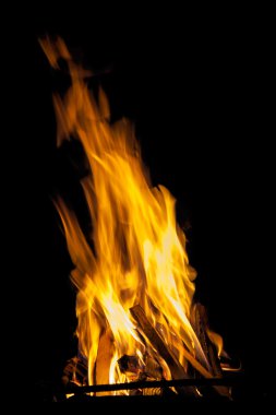 odun sobaları içinde yanan yüksek alev