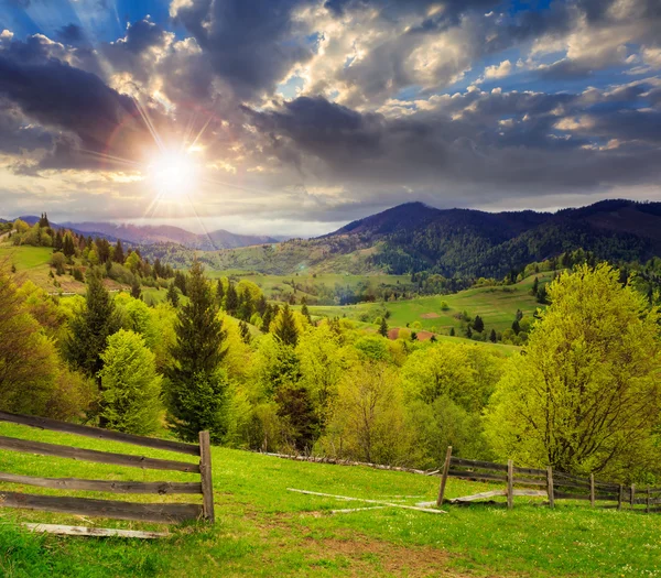 Hillside günbatımında dağ çayır çit — Stok fotoğraf