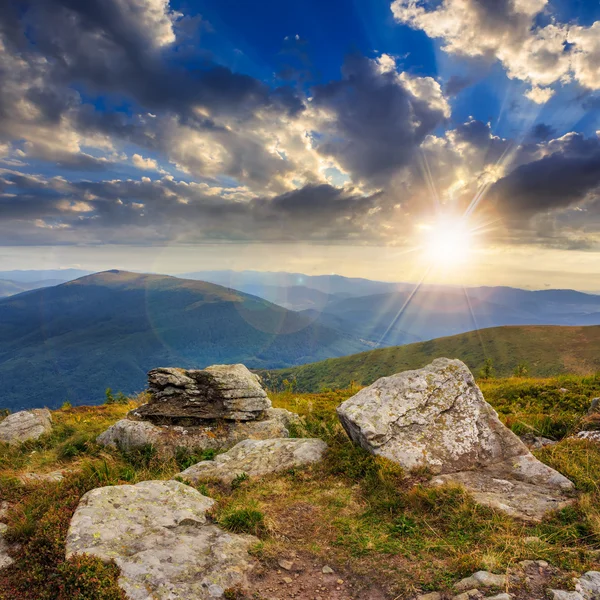 Stenen op de heuvel bij zonsondergang — Stockfoto