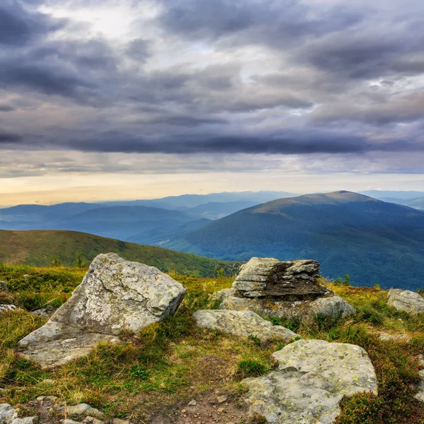 Камені на схилі пагорба — стокове фото