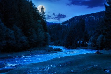 gece dağ Nehri yakınında kamp yeri