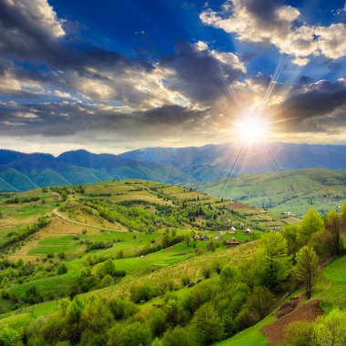 gün batımında dağ orman ile hillside çayır Köyü