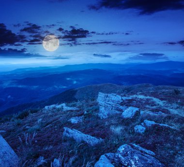 Geceleri yamaca taşlar