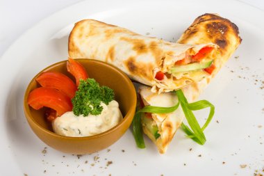 salatalık ve biber ile dürüm