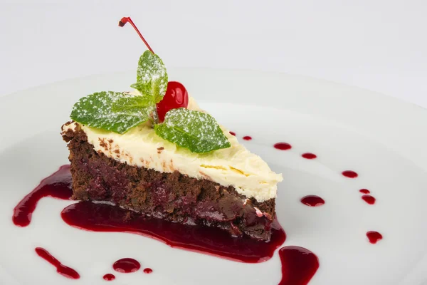 Bolo de chocolate com mascarpone e cereja — Fotografia de Stock