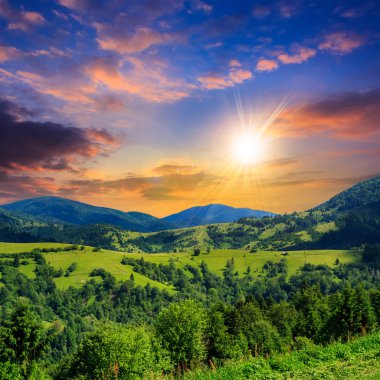 gün batımında dağ orman ile hillside çayır Köyü