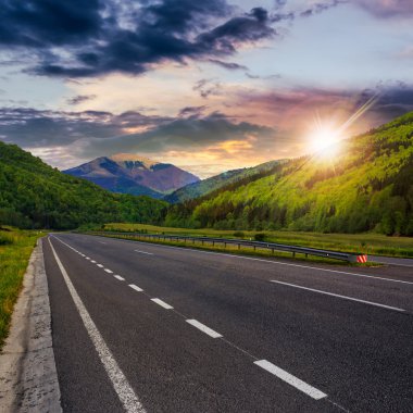 gün batımında dağlarda asfalt yol