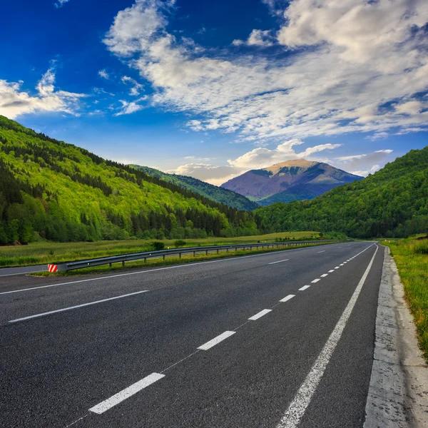 Estrada de asfalto nas montanhas — Fotografia de Stock