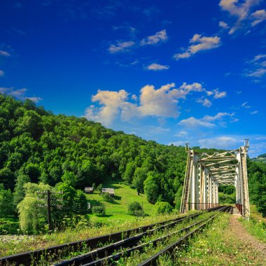 eski demiryolu dağ köyünde geçer.