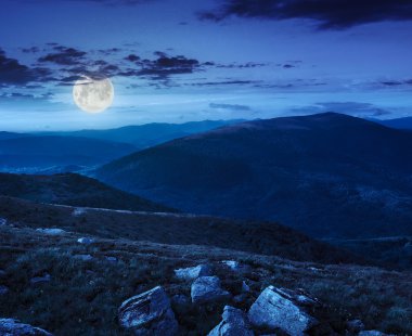 Geceleri yamaca taşlar