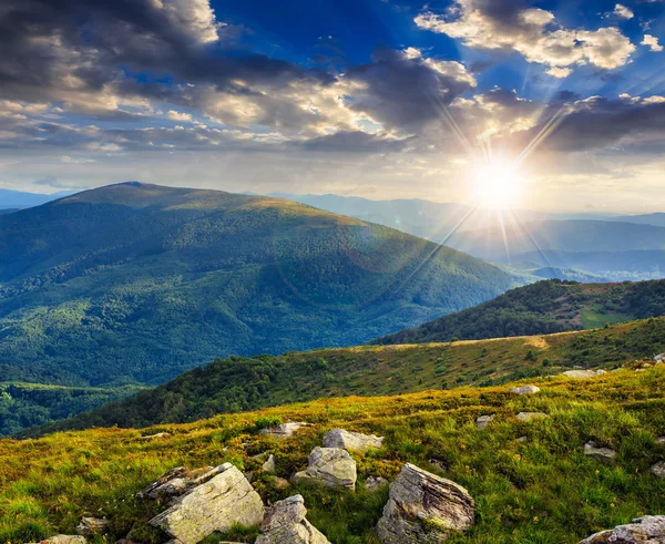 Pierres sur la colline au coucher du soleil — Photo