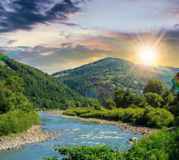 Dağ nehir üzerinde bir açık yaz gün batımı — Stok fotoğraf