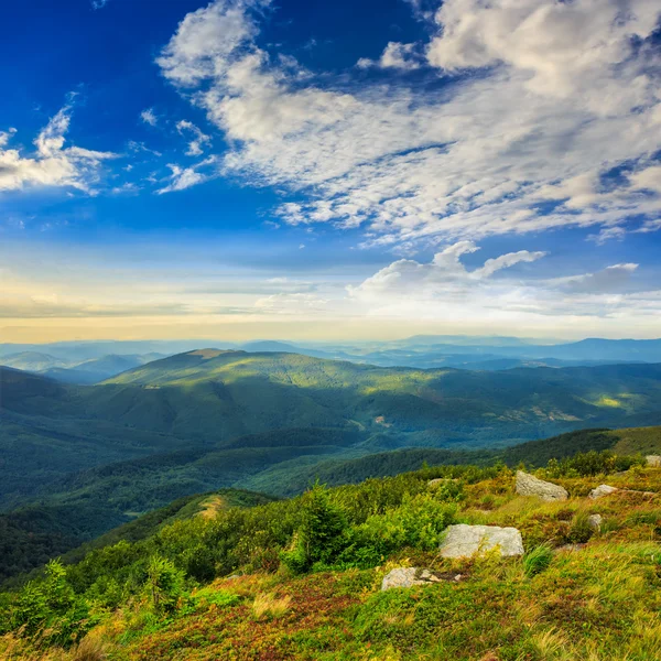 Pietre sul fianco della collina — Foto Stock