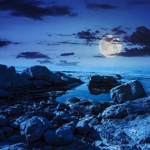 Calm sea wave on rocky shore at night — Stock Photo, Image