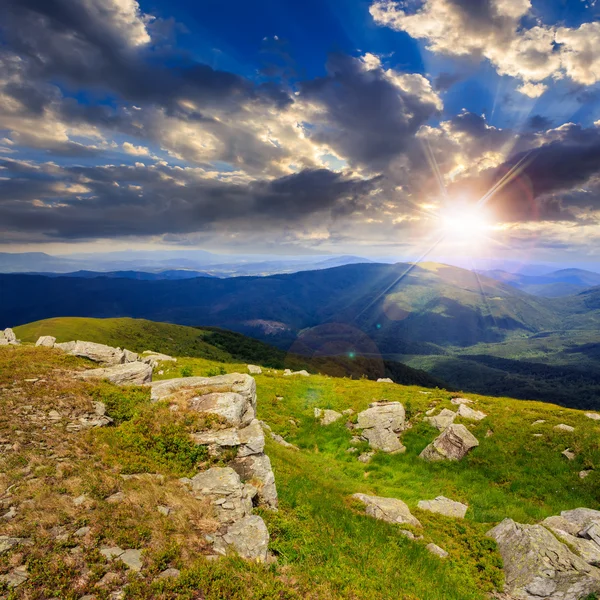 日没の丘の上の石 — ストック写真