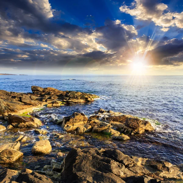 Ola de mar rompe sobre rocas al atardecer —  Fotos de Stock