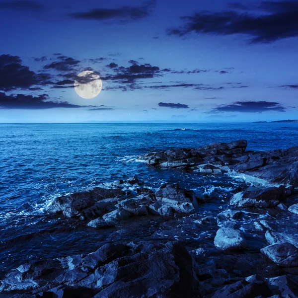 Morze urlop fala o głazy w nocy — Stockfoto