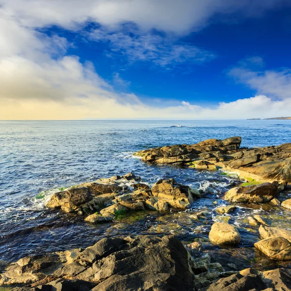 Zee Golf einden over rotsen — Stockfoto