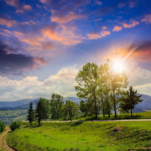 Ir da natureza à cidade ao pôr do sol — Fotografia de Stock