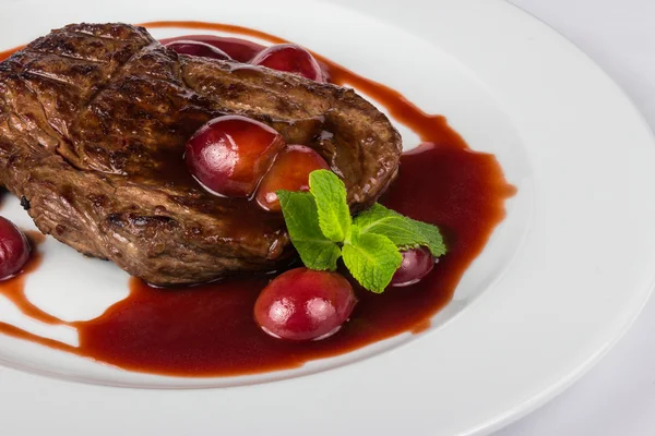 Grilovaný hovězí steak s švestky — Stock fotografie