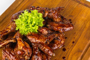 acı sos Tavuk kanatları