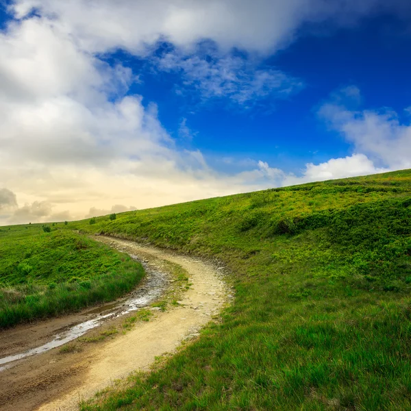 Mountain path upill to the sky — стоковое фото