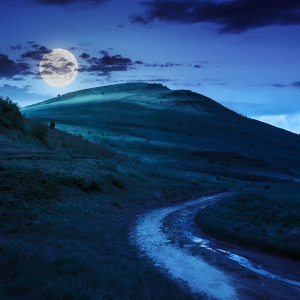 Bergpad omhoog naar de hemel 's nachts — Stockfoto