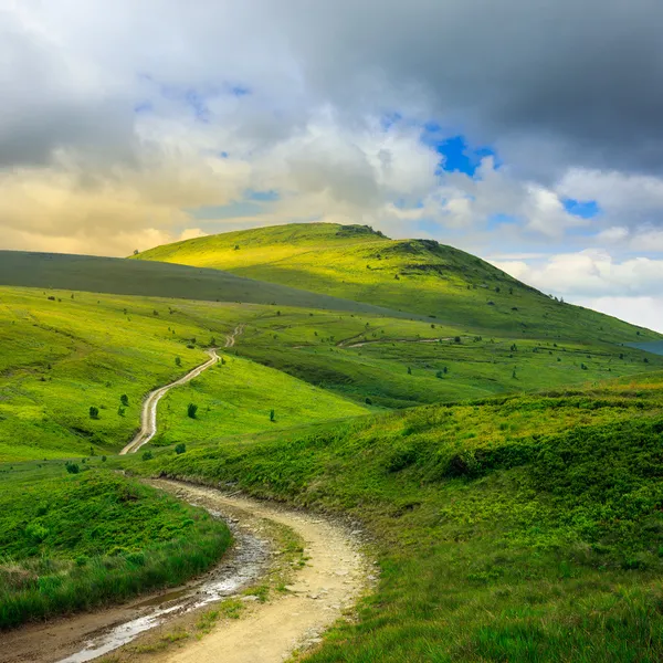 Camino de montaña cuesta arriba al cielo — Foto de Stock