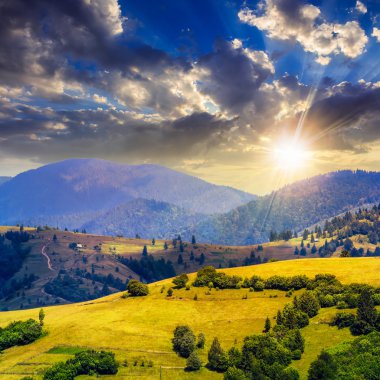 hillside Çayır yakınındaki ormanda günbatımı dağ köyü