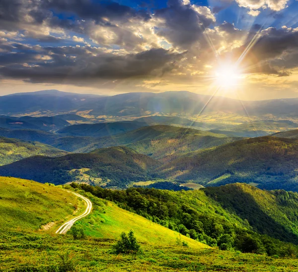 Versant de montagne avec forêt en été au coucher du soleil — Photo